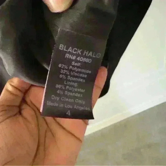 Black Halo Vneck cut in black size 4 - Picture 5 of 6